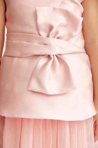 بلوزة بلا أكمام مزينة بفيونكة