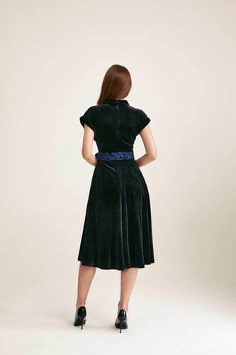 فستان مخمل مطرز بالورود