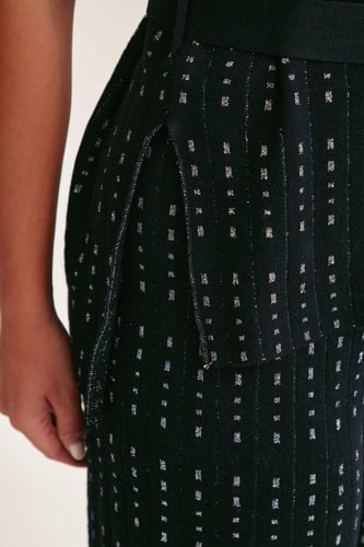 بلوزة منقطة بتفاصيل لامعة