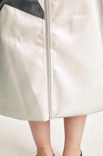 تنورة جلد بسحاب أمامي