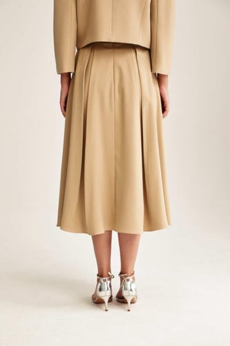 تنورة متوسطة بكسرات