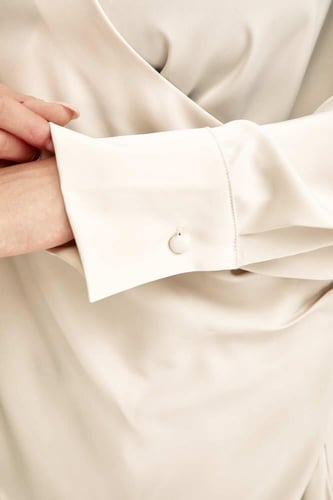 بلوزة لف برباط جانبي