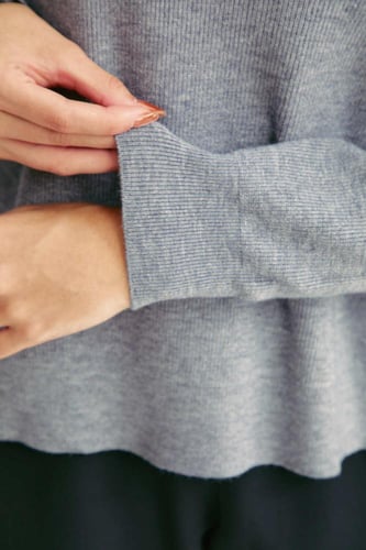 بلوزة محبوكة بياقة عالية