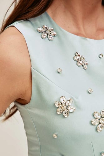 بلوزة بيبلوم مزينة بالكريستال