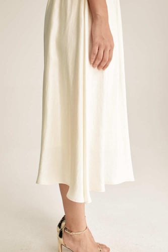 تنورة واسعة بطيات