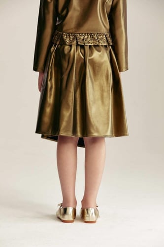 تنورة لامعة بنمط لف