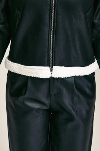 جاكيت جلد بحواف صوف