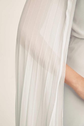 فستان بأكمام كاب