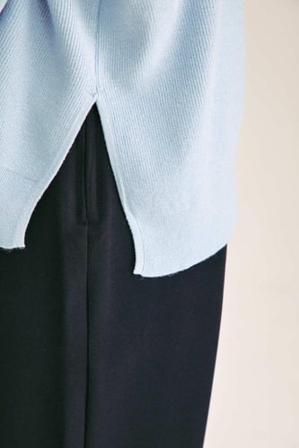 بلوزة محبوكة بياقة عالية