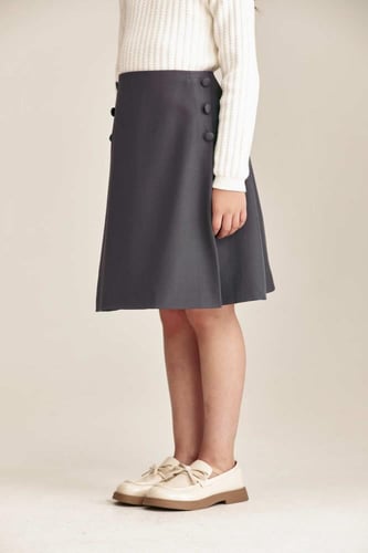 تنورة واسعة مزينة بأزرار