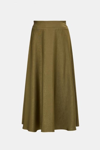 تنورة بقصة واسعة