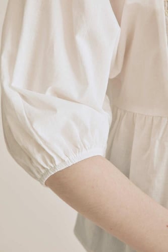 بلوزة مُطرزة بتفاصيل مٌخرمة