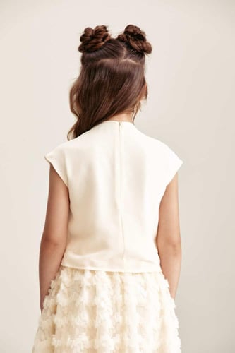 بلوزة بأكمام قصيرة