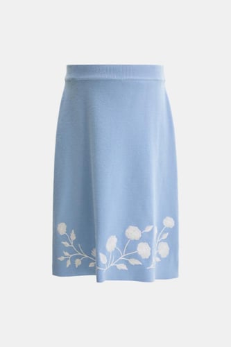 تنورة مطرزة بالورود