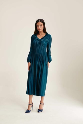 فستان بياقة كشكش