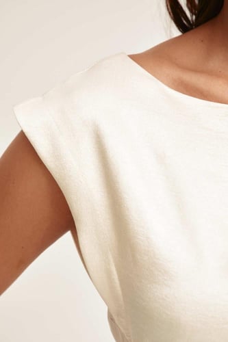 فستان بأكمام قصيرة وخصر ضيق