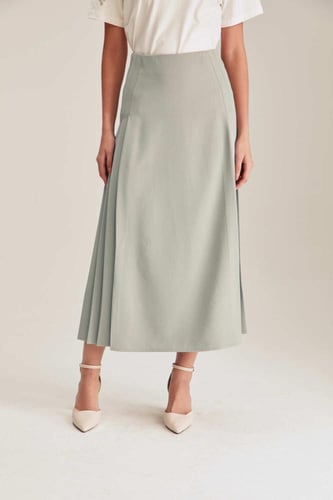 تنورة بكسرات جانبية