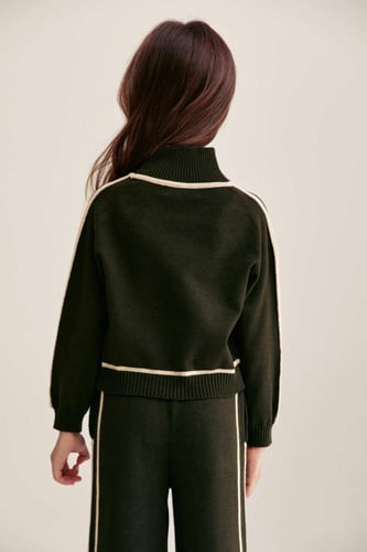 بلوزة بياقة عالية