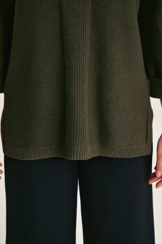 بلوزة محبوكة بقصة فضفاضة