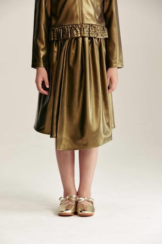 تنورة لامعة بنمط لف