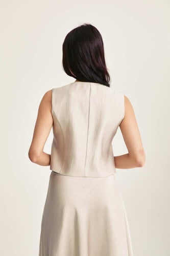 جاكيت بلا أكمام بأزرار براقة