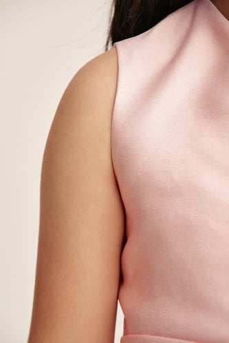 بلوزة بلا أكمام مزينة بفيونكة