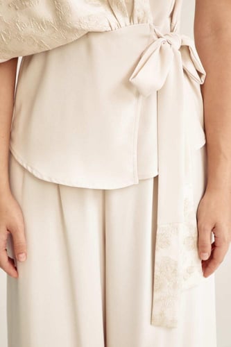 بلوزة لف بكم واحد