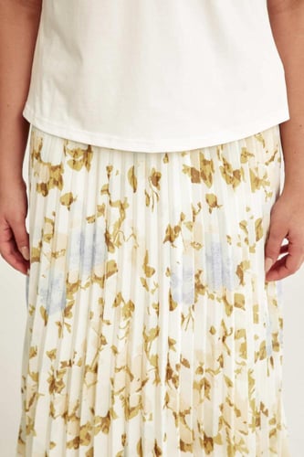 تي شيرت بطبعات موردة