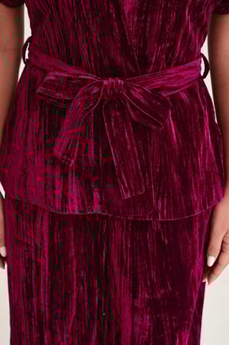 جاكيت مخمل بأكمام قصيرة