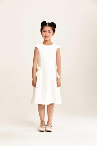 فستان بأربطة مزين باللؤلؤ