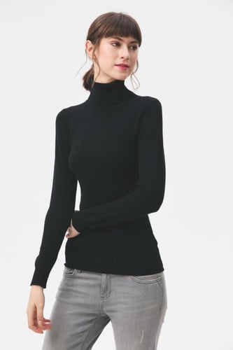 بلوزة بيسك بياقة عالية