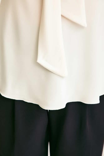 بلوزة بياقة بربطة