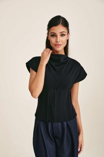 بلوزة بخصر ضيق