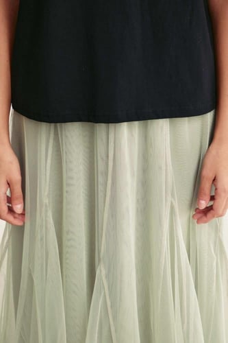 تي شيرت مزين بوردة مٌطرزة بالخرز