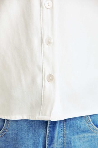 قميص بياقة مُطرزة