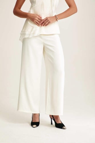 بنطلون بقصة ساق واسعة