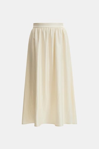 تنورة واسعة بطيات