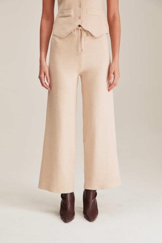 بنطلون بقصة أرجل واسعة