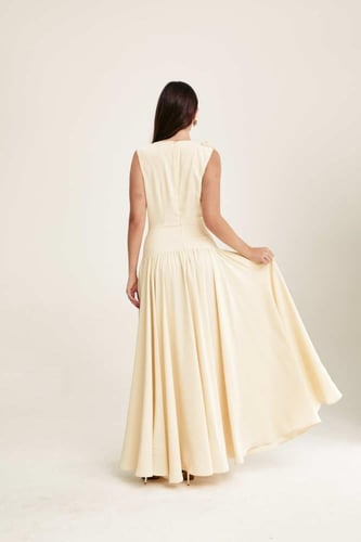 فستان بلا أكمام بورود بارزة