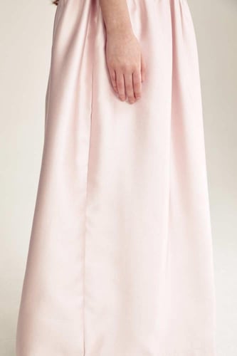 فستان بلا أكمام مزين بطيات