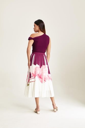 بلوزة ضيقة بكتف واحد