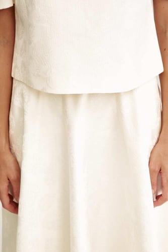 بلوزة بياقة مطوية مزينة باللؤلؤ