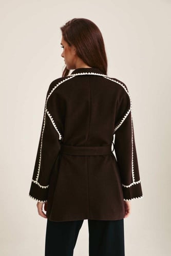 جاكيت بحواف مُطرزة وحزام