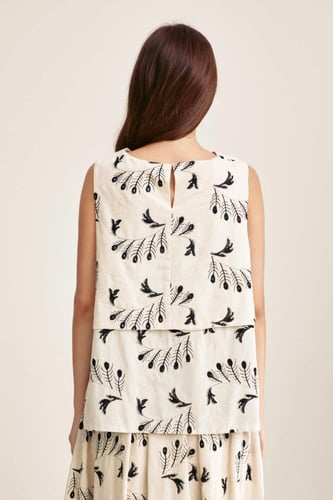 بلوزة مٌطرزة بلا أكمام