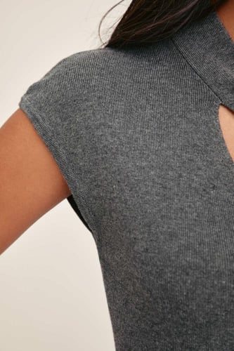 بلوزة بياقة بربطة