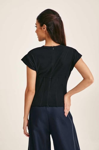 بلوزة بخصر ضيق