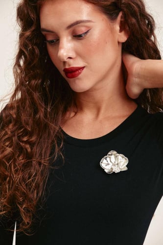 بروش فضي شكل وردة