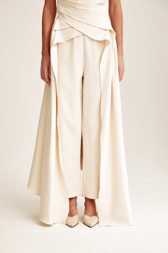 بنطلون بقصة ارجل واسعة