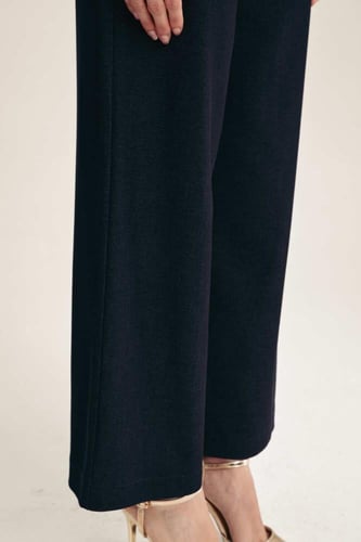 بنطلون بأرجل واسعة