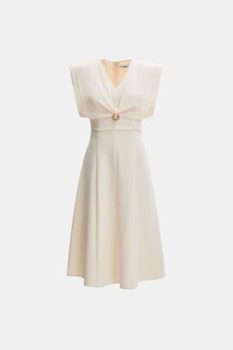 فستان بأكتاف عريضة مٌزين ببروش